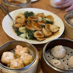 Qin Dynasty signature dishes Shrimp Dumplings
Ha Moon Rice Noodles
Baked Pork Bun